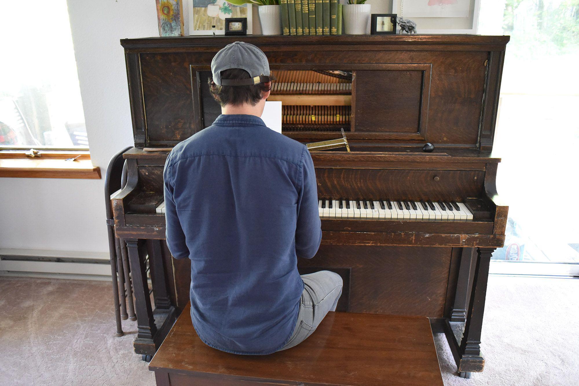 image for This Indie Folk Song Has Roots in Ashland and Paris (FFO Ray LaMontagne). - Krister Axel: Weightless Heart