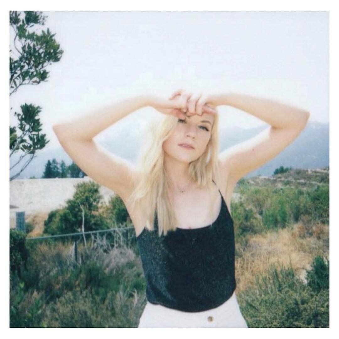 Beth from Walking Dead Sings a Country Song for Your Broken Heart. - Emily Kinney: Holding Your Hand In Nashville