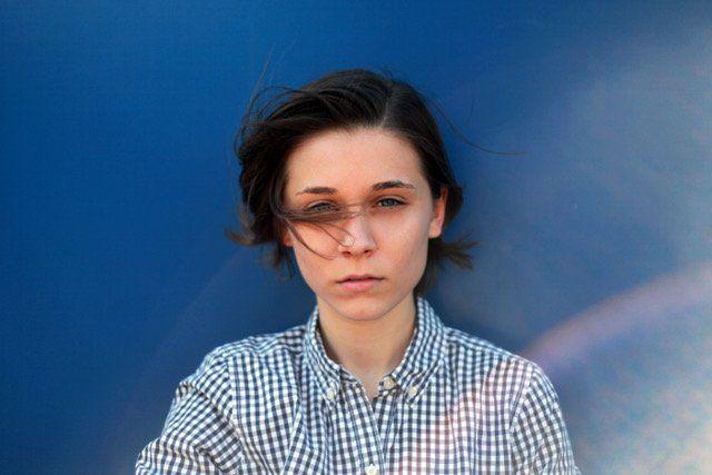 Bold Indie Pop from the UK. - Emma McGrath: Fall With You (music video)