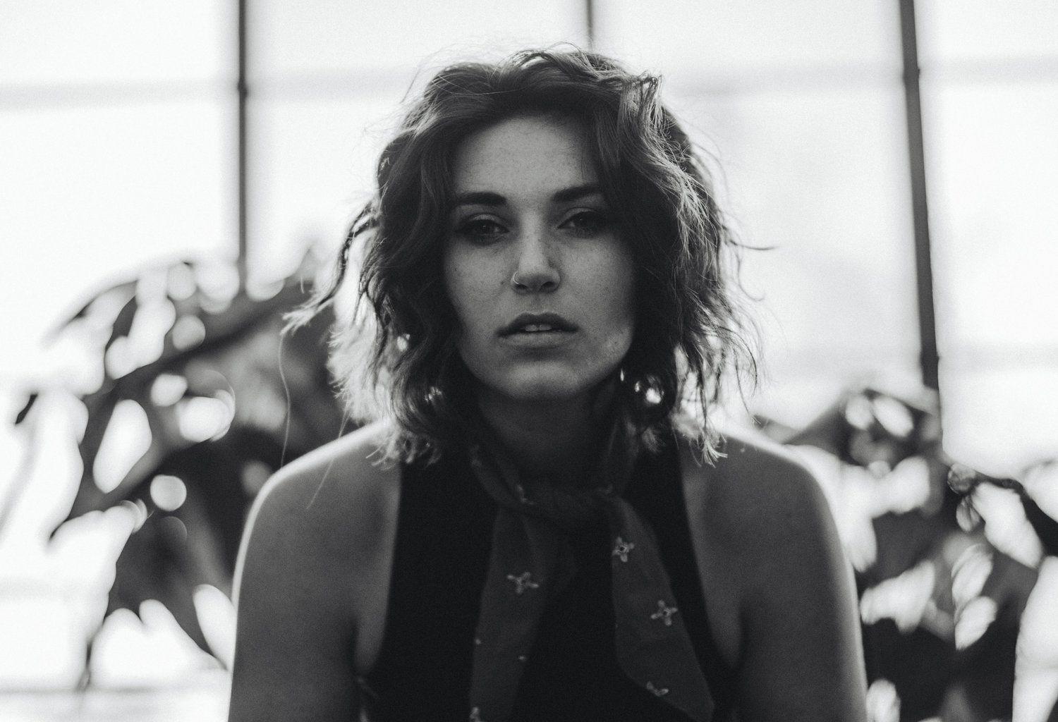 Chicago Indie Rocker, Sipping Whisky Gingers. - Leah Capelle: Docs (Music Video)