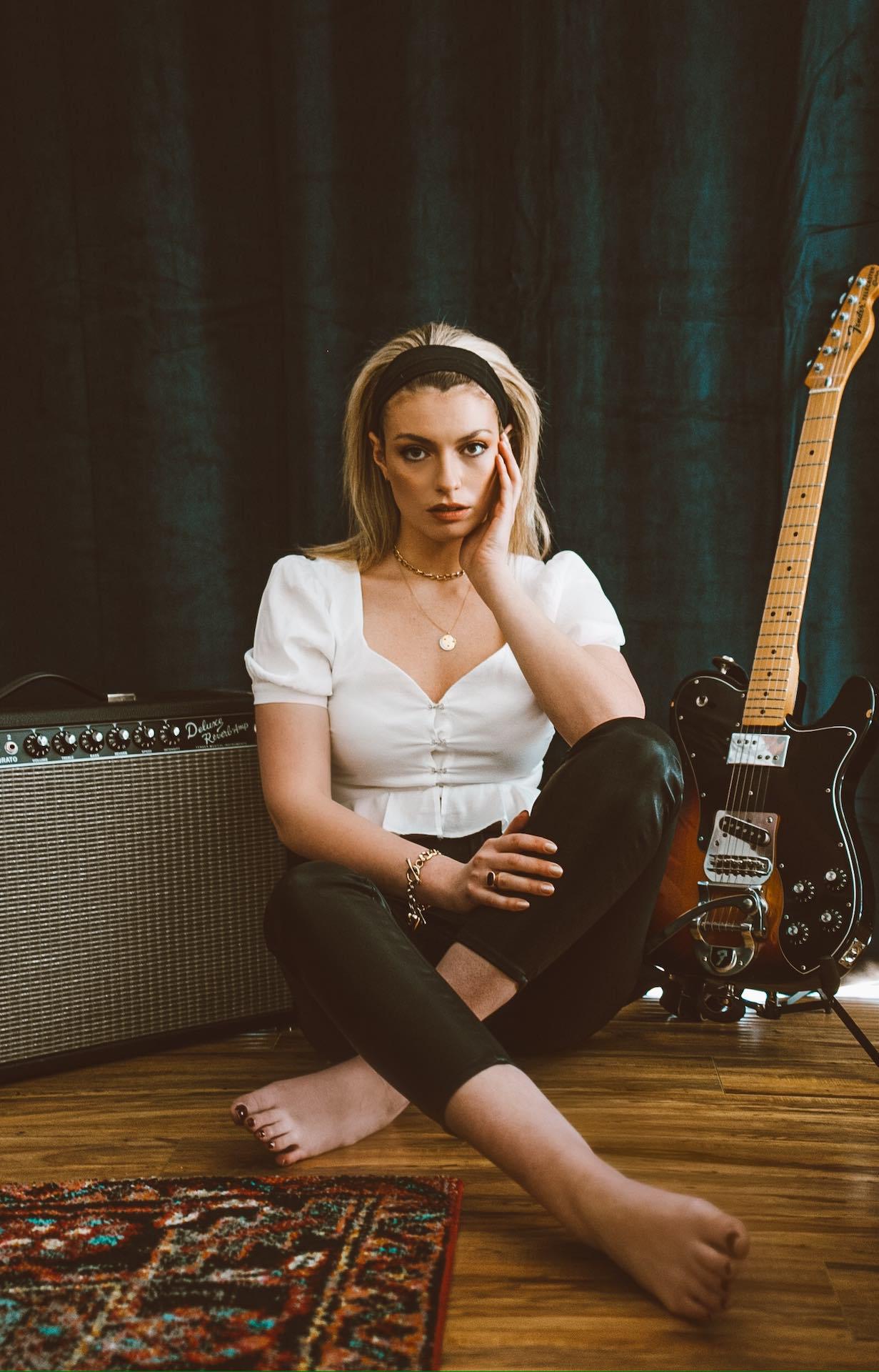 Stunning Pop Debut from UK. - Lola Lennox: Back At Wrong