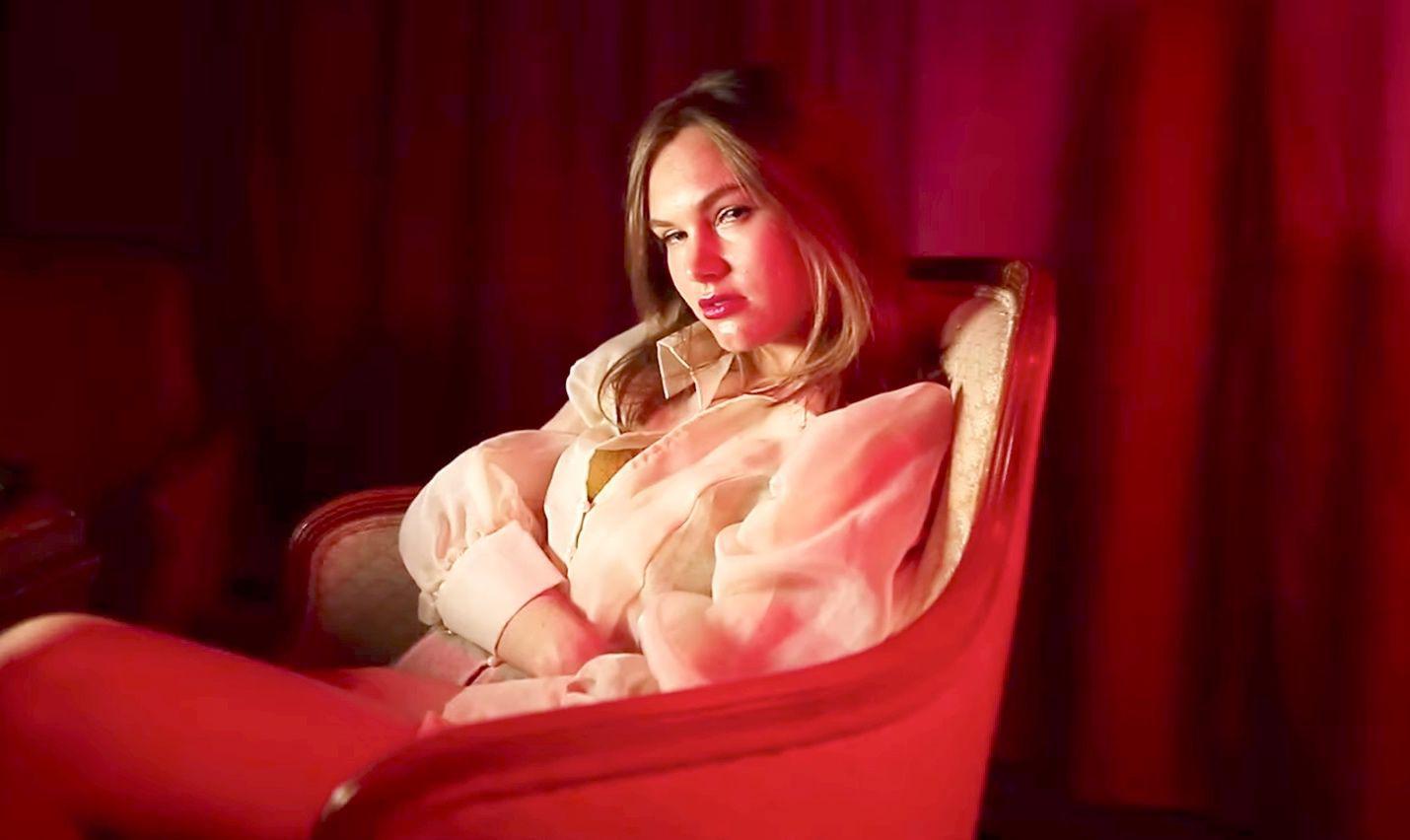 Lush Synth Pop from Berlin. - Moli: So Jealous (Lyric Video)