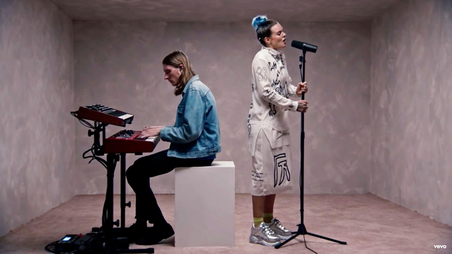 Hooky Electro Pop from Sweden. - Tove Lo: Sweettalk My Heart (Live Performance)