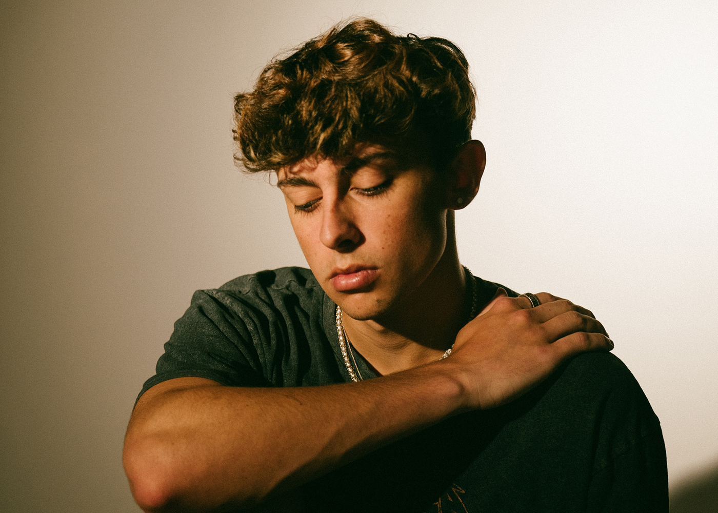 Arista Newcomer Documents a Difficult Transition to Los Angeles. - Zach Hood: I Miss My Friends